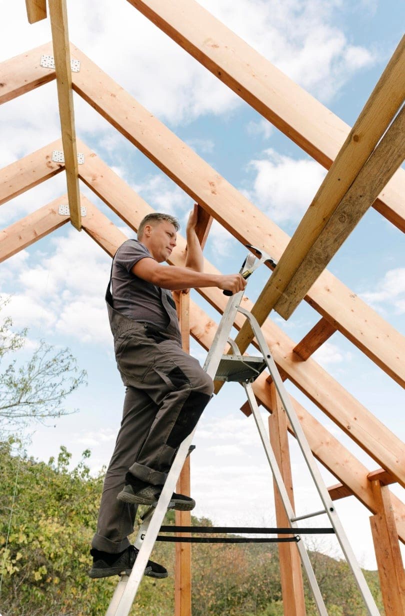 Bouw van een houten overkapping: dakspanten monteren